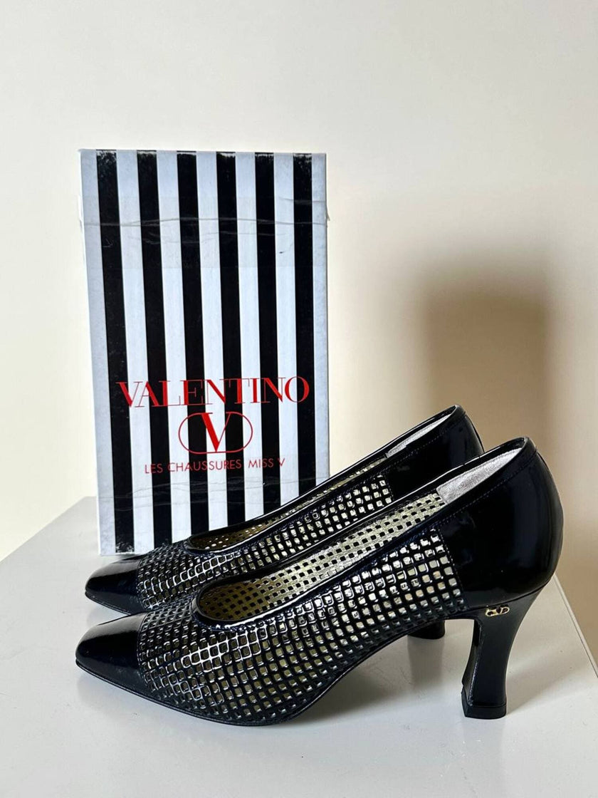 Décolleté vintage Valentino Garavani Miss V in vernice nera traforata con logo nel tacco