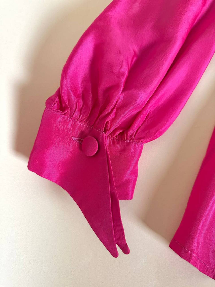 Camicia in taffetà fucsia con chiusura asimmetrica e rosa nel colletto “La Troupe”