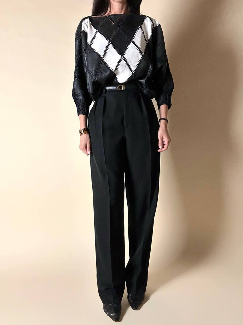 Blusa vintage in pelle nera e bianca patchwork con lavorazione crochet e maniche a pipistrello