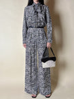 Jumpsuit in seta fantasia zebrata con maxi fiocco al collo
