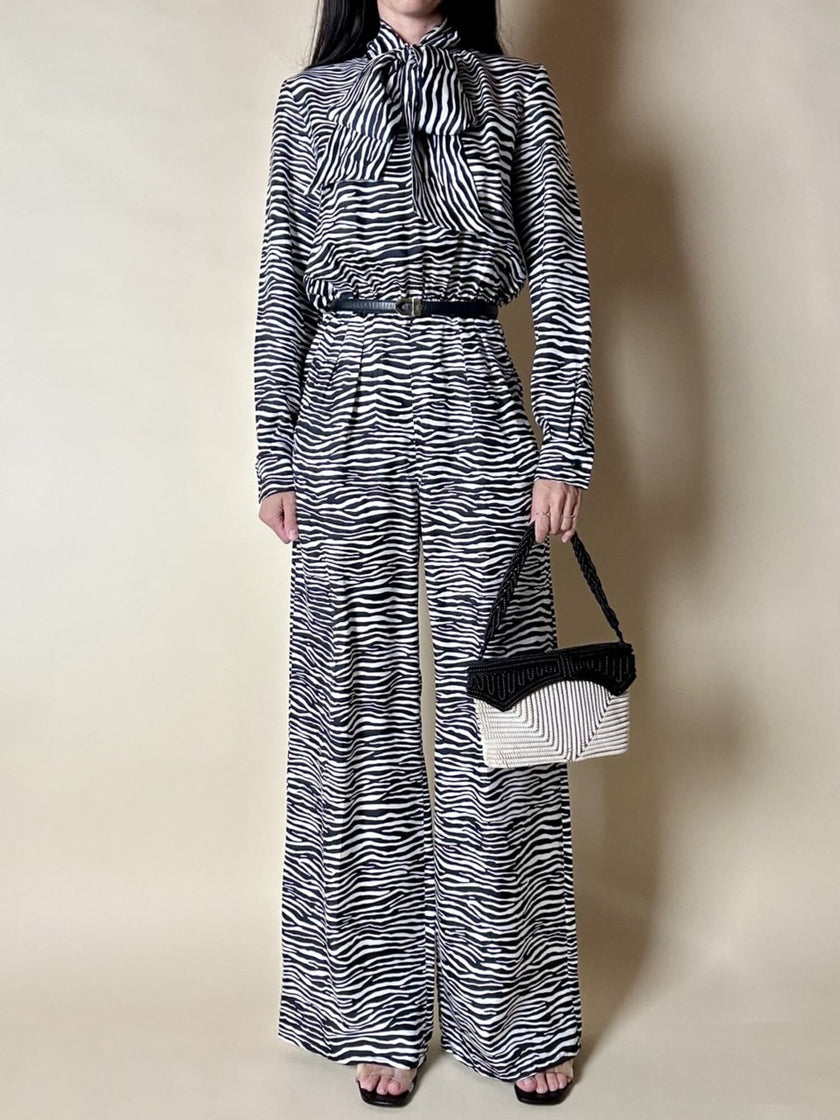 Jumpsuit in seta fantasia zebrata con maxi fiocco al collo