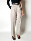Pantalone vintage in fresco di lana greige con pince e abbottonatura su ambo i lati