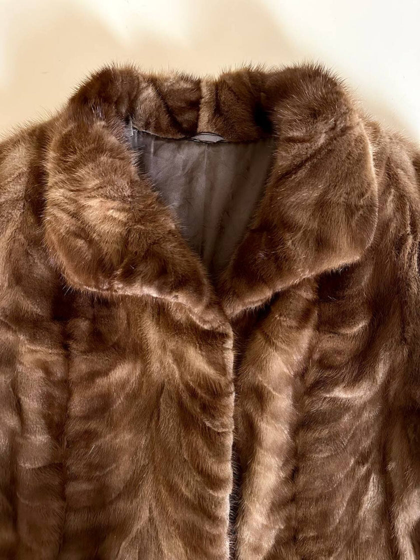 Cappotto vintage in pelliccia di visone marrone chiaro con lavorazione a pannelli