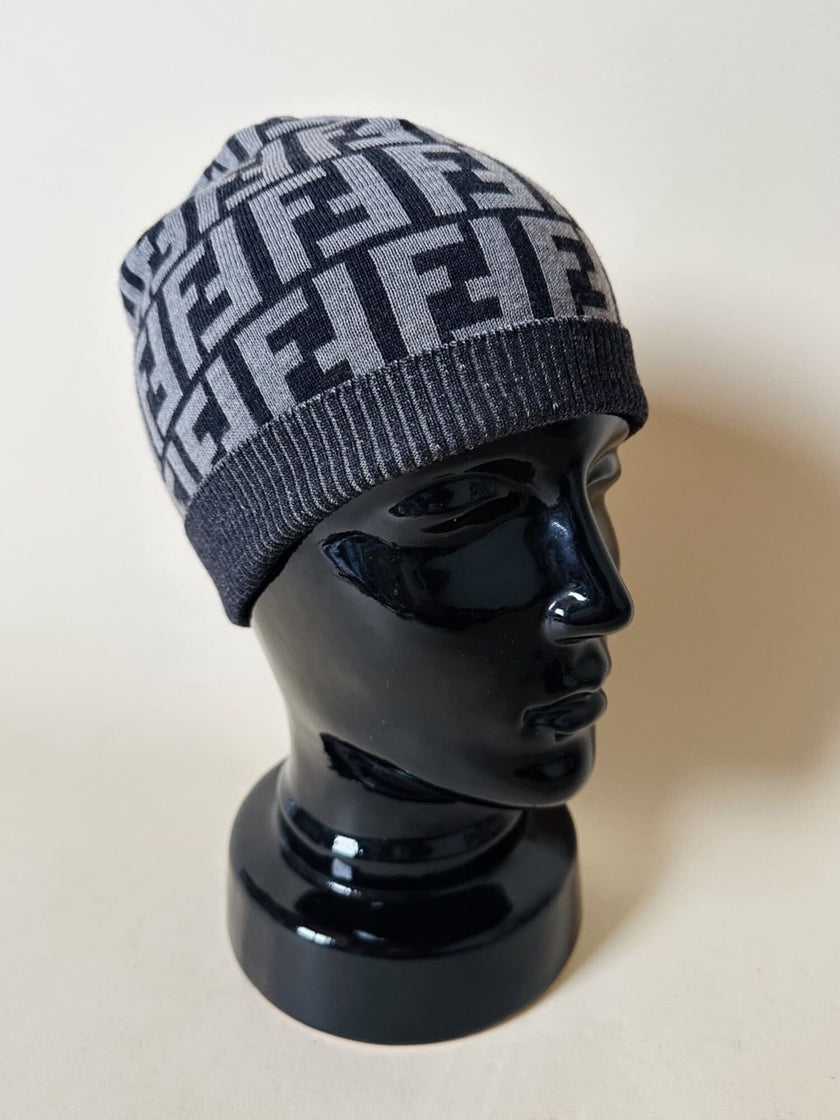 Cappello unisex in lana jacquard Fendi con logo allover