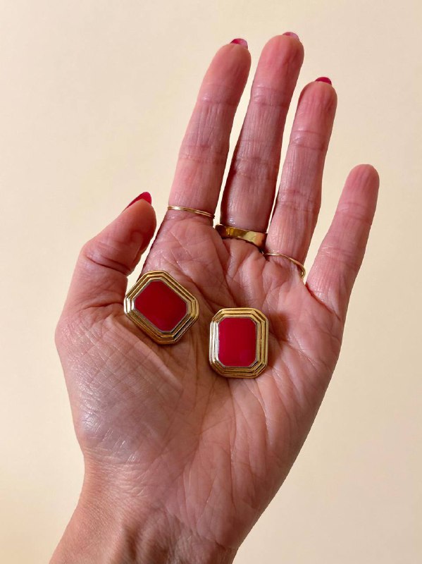 Clip ottagonali in metallo oro e smalto rosso