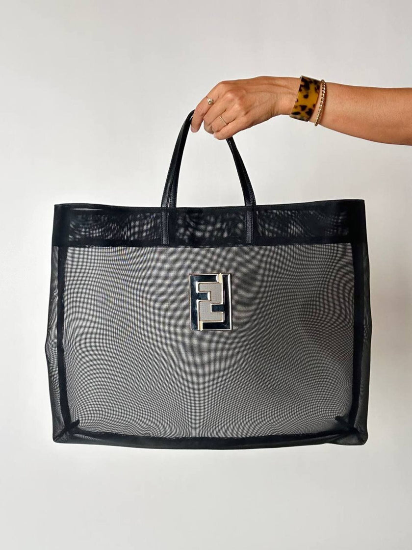 Borsa vintage Fendi in rete mesh nera con maxi logo FF