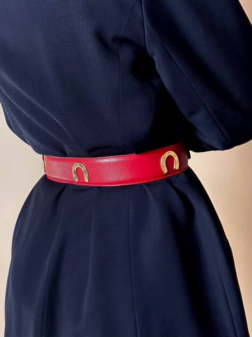 Cintura Gucci in pelle rossa con borchie a ferro di cavallo