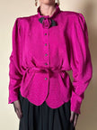 Camicia in crepe color ciclamino con spilla a forma di rosa e bottoni gioiello “Dorette”