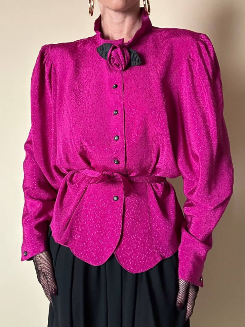 Camicia in crepe color ciclamino con spilla a forma di rosa e bottoni gioiello “Dorette”