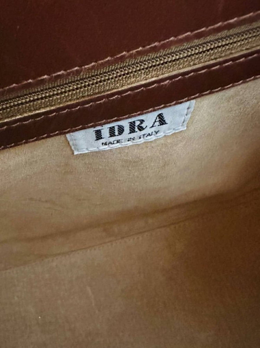 Borsa a trapezio in pelle di coccodrillo color cognac con tracolla e hardware oro Idra