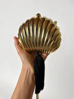 Clutch vintage Scheilan realizzata in metallo oro a forma di conchiglia con maxi nappa couture