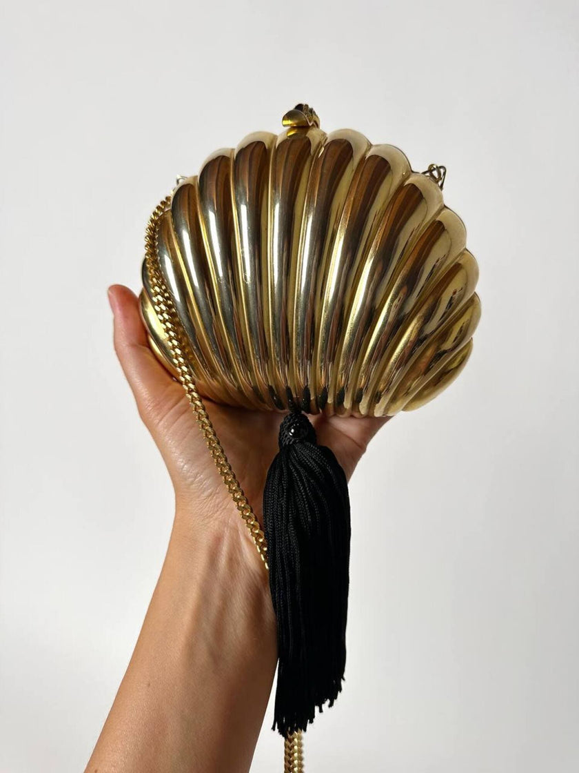 Clutch vintage Scheilan realizzata in metallo oro a forma di conchiglia con maxi nappa couture