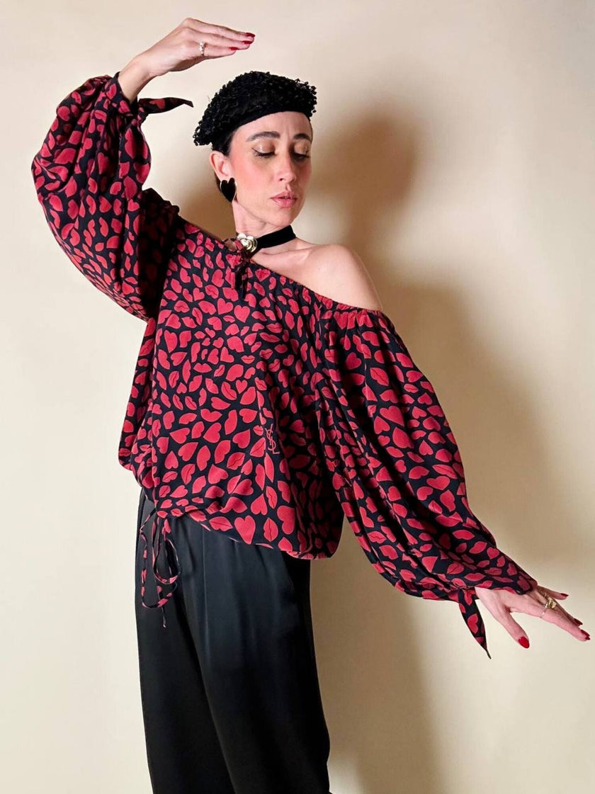 Blusa in seta nera con bocche e cuori rossi “Yves Saint Laurent”