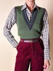 Gilet in lana verde prato con scollo a V e profili a contrasto verde bosco