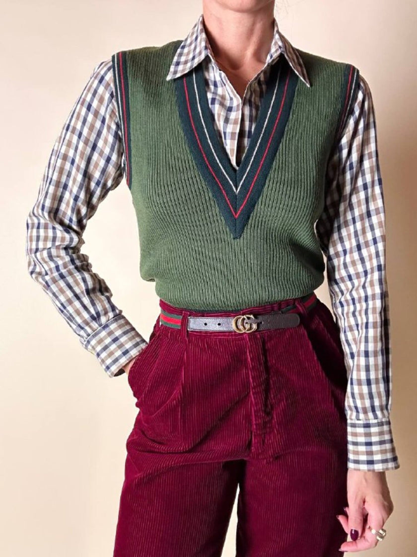 Gilet in lana verde prato con scollo a V e profili a contrasto verde bosco