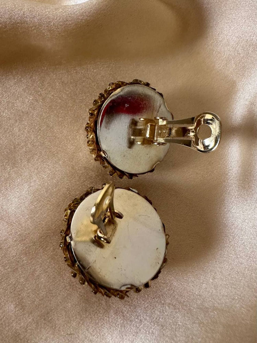 Clip a mezza sfera in paillettes e perline oro