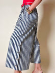 Pantalone gaucho a righe verticali bianco e blu con abbottonatura laterale asimmetrica