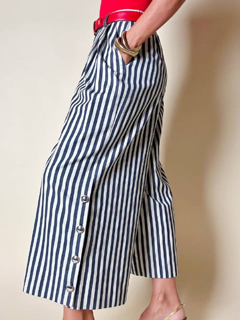 Pantalone gaucho a righe verticali bianco e blu con abbottonatura laterale asimmetrica