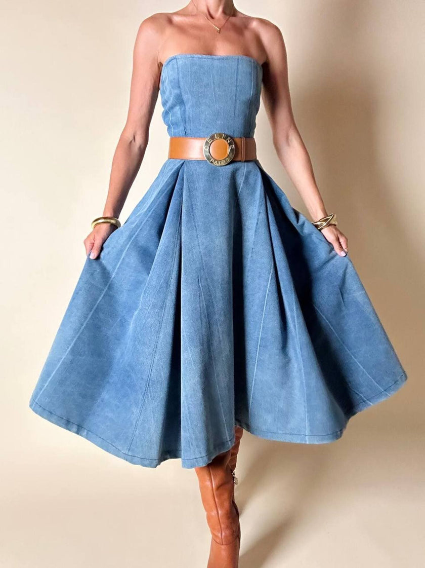 Abito sartoriale a fascia con gonna a ruota in denim effetto slavato