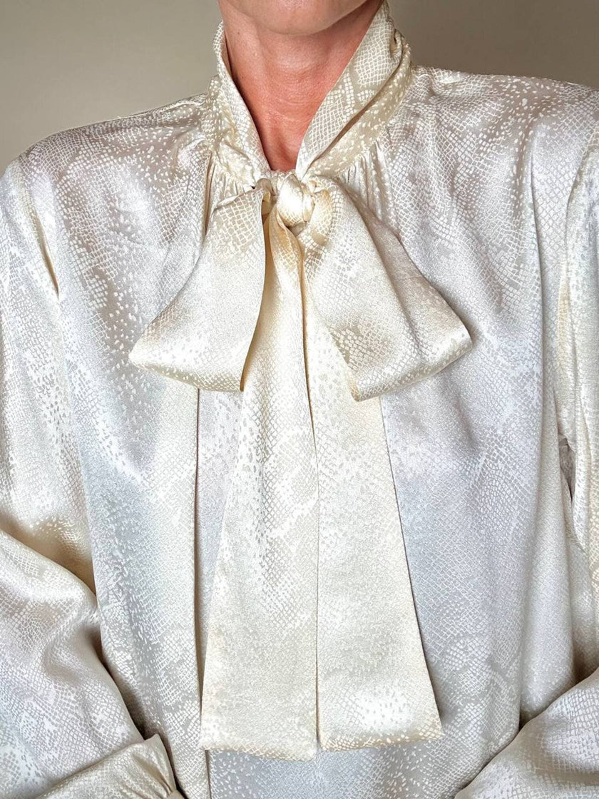 Blusa Yves Saint Laurent con fiocco al collo in seta jacquard avorio fantasia pitone