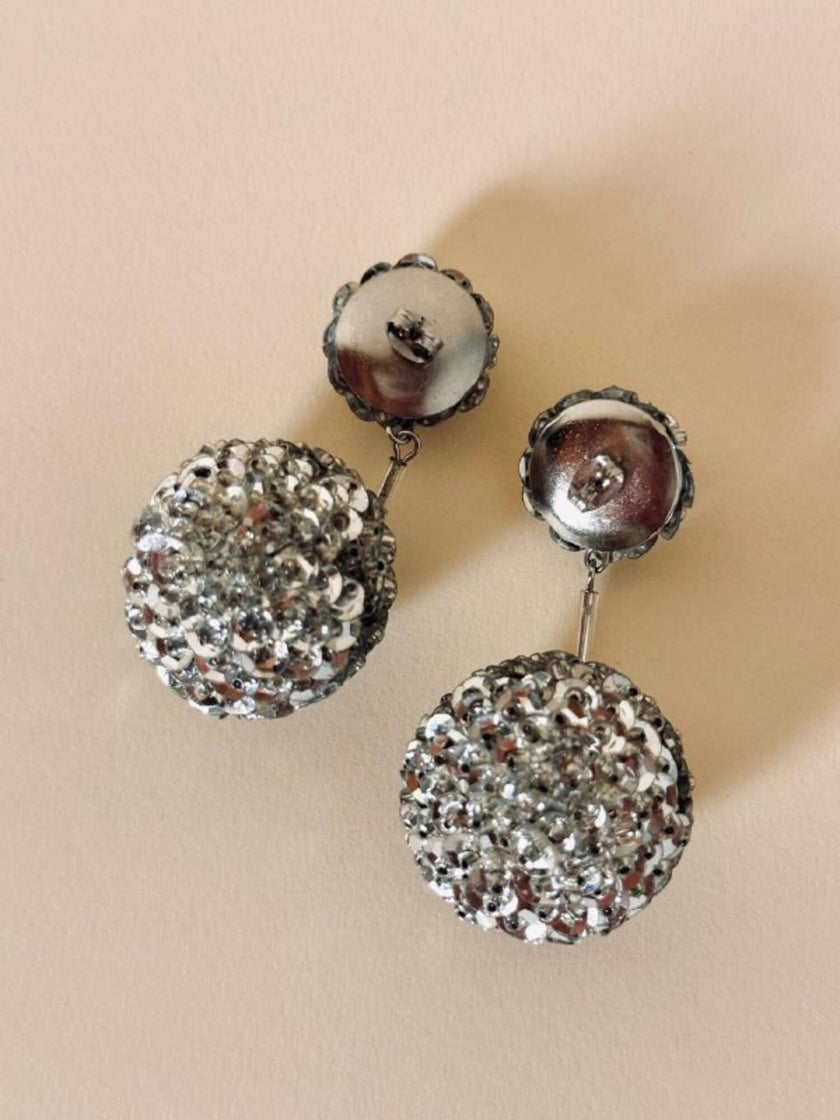Orecchini pendenti con sfere in paillettes argento