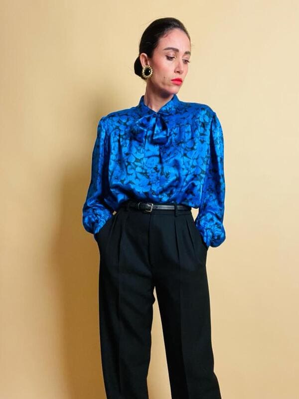 Camicia in raso bluette con fantasia floreale nera