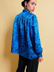 Camicia in raso bluette con fantasia floreale nera