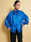 Camicia in raso bluette con fantasia floreale nera