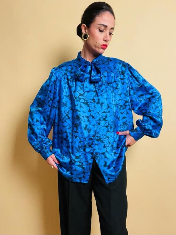 Camicia in raso bluette con fantasia floreale nera