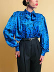 Camicia in raso bluette con fantasia floreale nera