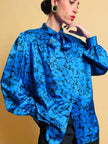 Camicia in raso bluette con fantasia floreale nera