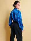 Camicia in raso bluette con fantasia floreale nera