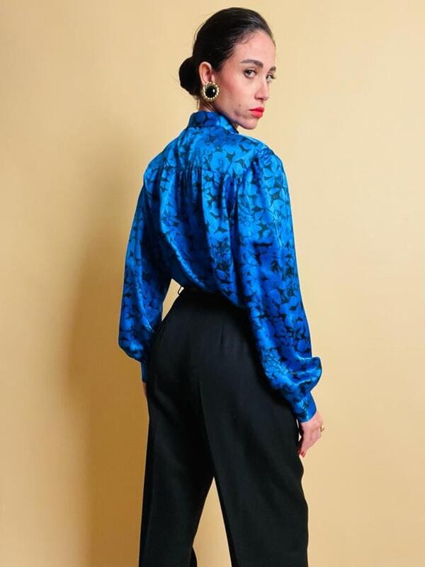 Camicia in raso bluette con fantasia floreale nera