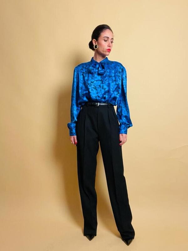 Camicia in raso bluette con fantasia floreale nera