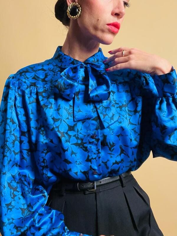 Camicia in raso bluette con fantasia floreale nera