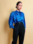 Camicia in raso bluette con fantasia floreale nera