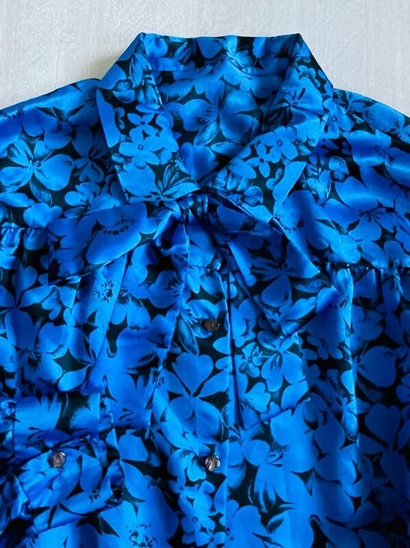 Camicia in raso bluette con fantasia floreale nera