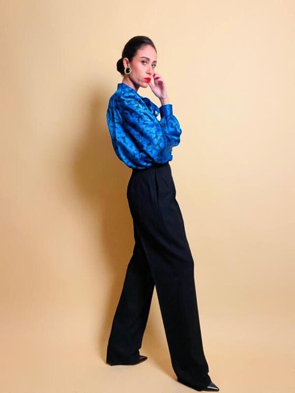 Camicia in raso bluette con fantasia floreale nera
