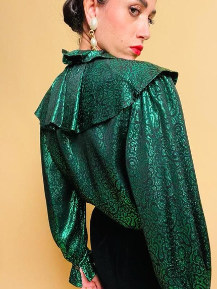 Camicia con volant in tessuto lamé verde smeraldo