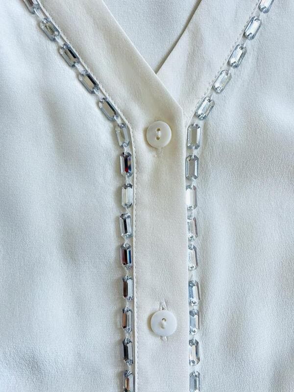 Camicia in seta bianca con strass ricamati 