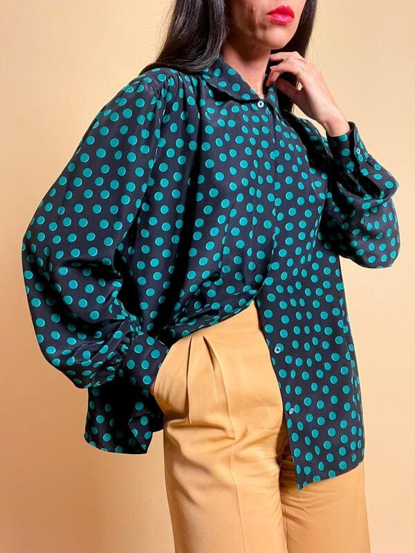 Camicia in seta nera a pois verdi