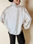 Camicia vintage in seta greige con sciarpina plissé e bottoni gioiello dorati