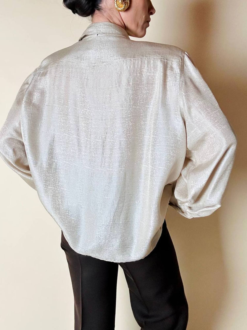 Camicia vintage in seta greige con sciarpina plissé e bottoni gioiello dorati