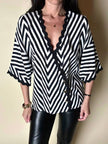 Camicetta vintage Guy Laroche con motivo chevron bianco e nero profili ondulati e bottoni dorati