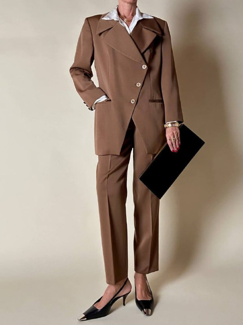 Tailleur giacca/pantalone in rasato di lana color caramello “Byblos”