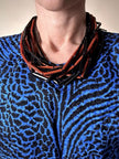 Collana multifilo in lucite Angela Caputi Giuggiù con moduli baguette sfaccettati neri e corallo