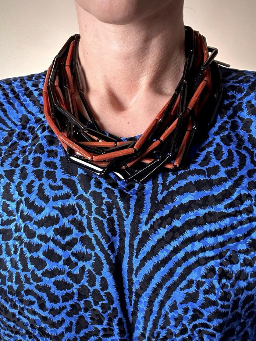 Collana multifilo in lucite Angela Caputi Giuggiù con moduli baguette sfaccettati neri e corallo