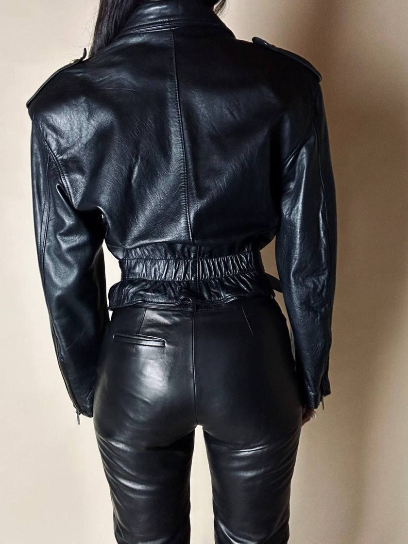 Giacca biker vintage in pelle nera con borchie dorate testa di medusa