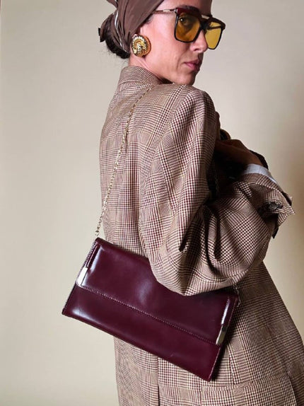 Pochette in pelle spazzolata bordeaux con tracolla in catena