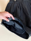 Short vintage in pelle nera modello a vita alta con pince